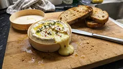 Camembert aus dem Ofen: in 10 Minuten cremig mit Thymian-Chili-Öl
