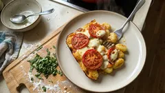 Vegetarischer Gnocchi-Auflauf mit Tomaten und cremiger Käse-Sahne-Sauce – schnell gratiniert