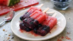 Wassermeloneneis am Stiel mit Heidelbeeren – erfrischend und ganz ohne Eismaschine