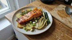 Ofenlachs vom Blech mit Kartoffeln und Gemüse – unkompliziert und schön saftig