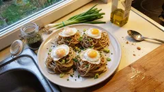 Spaghetti-Nester mit Spiegelei – cremig in Sojacreme, in 20 Minuten fertig