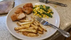 Hausgemachte Hähnchen-Nuggets mit Ofenpommes – knusprig, saftig, familientauglich