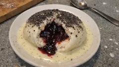 Germknödel wie in der Skihütte – fluffig gedämpft mit Pflaumenmus und Vanillesauce