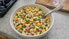 Klassischer Nudelsalat wie vom Buffet – cremig, herzhaft und gut vorzubereiten