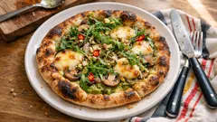 Scamorza-Pizza einmal anders: mit Avocado-Creme, Pilzen und Pistazien