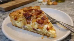 Zwiebelkuchen vom Blech: mit lockerem Hefeteig und cremigem Schmandguss