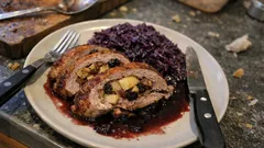 Gefüllte Ente mit Apfel: festlich aus dem Ofen mit Rotkohl und Rotwein-Sauce