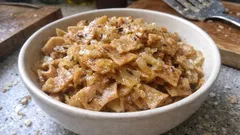 Krautfleckerl wie in Wien: Nudeln mit geschmortem Weißkohl und Kümmel