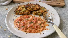 Knusprige Gemüsepuffer aus der Pfanne – mit sämiger Tomatensauce