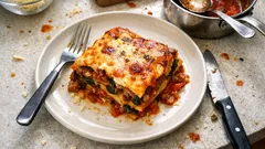 Diese Lasagne mit Gemüse-Bolognese schmeckt herrlich saftig und lässt sich gut vorbereiten
