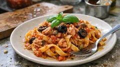 Thunfischbolognese mit Bandnudeln: schnelle Pasta mit Oliven, Kapern und viel Aroma