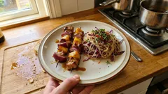 Schweinespieße Teriyaki mit Ananas – dazu ein knackiger Glasnudelsalat