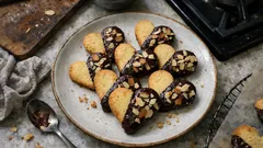 Schoko-Herz-Plätzchen mit Mandeln: so gelingen sie mürbe und besonders schön