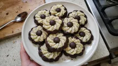 Mohnplätzchen mit Schokolade: zartes Spritzgebäck mit Vanille-Zimt und kleinem Kakao-Tupfer