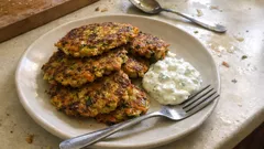 Knusprige Low-Carb-Gemüsepuffer mit Zaziki – ohne Kartoffeln, mit Kichererbsenmehl