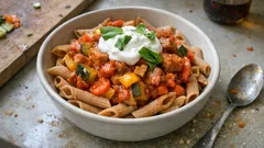 Vegetarisches Würstchengulasch mit Tofuwürstchen – schnell aus der Pfanne, schön herzhaft