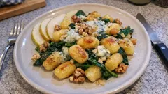 Knusprige Gnocchi mit Spinat, Birne und Gorgonzola – ein besonderes Wohlfühlgericht