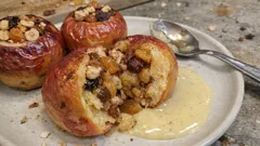 Bratapfel mit Marzipan und warmer Vanillesoße – duftet wie Weihnachten