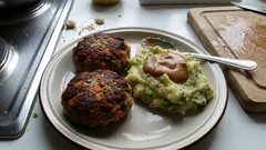 Bunte Frikadellen mit Kartoffel-Brokkoli-Püree – saftig, einfach und alltagstauglich