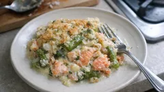 Cremiger Spargel-Lachs-Auflauf mit Käsekruste – einfach und richtig aromatisch