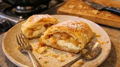 Apfel-Quark-Strudel wie aus dem Café: saftig, fein und goldbraun gebacken