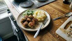 Vegetarische Köttbullar mit Champignons & Bohnen – dazu Püree und Gurkensalat
