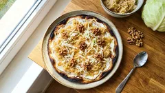 Kraut-Flammkuchen mit Walnüssen – knusprig, würzig und schnell gemacht