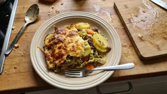 Omas Auflauf mit Hack, Kartoffeln & Spitzkohl – mit goldener Gruyère-Kruste