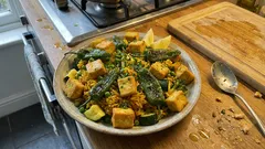 Grüne Paella mit Tofu – vegane Reis-Pfanne mit Brokkoli, Erbsen & Bratpaprika
