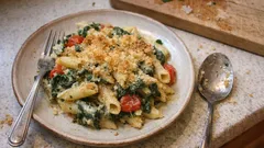 Nudelauflauf mit Spinat und Tomaten – so wird er cremig und schön goldbraun