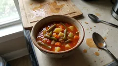 Mediterrane Gemüsesuppe mit grünen Bohnen – schnell, würzig und sättigend