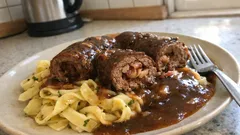 Rinderrouladen mit Bandnudeln – zart geschmort mit Paprika-Basilikum-Füllung