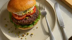 Veggie-Burger mit Pilz-Patty: saftig, würzig und richtig knusprig gebraten