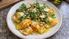 Kürbis-Ravioli mit Rucola & Pinienkernen – hausgemacht und richtig aromatisch