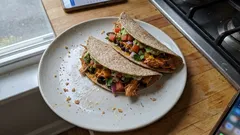 Hähnchen-Burritos mit Bohnen & Avocadocreme – einfach gerollt, richtig saftig