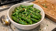 Knackige Zuckerschoten aus dem Wok – mit Ingwer, Chili und Sesam in 10 Minuten