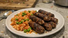 Cevapcici mit Tomatenreis: ein einfaches Pfannengericht für die ganze Familie