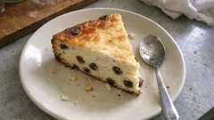 Quarkkuchen mit Rosinen: saftig, locker und ganz einfach gebacken