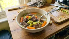 Rindfleisch-Gemüse-Eintopf mit klarer Brühe – so wird das Fleisch butterzart