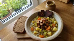 Veganer Linseneintopf mit Räuchertofu – herzhaft, sättigend und unkompliziert