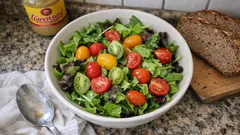 Bunter Tomaten-Blattsalat mit schneller Vinaigrette – in 10 Minuten fertig