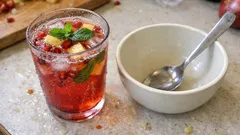 Granatapfel-Ananas-Bowle: fruchtig, prickelnd und ideal für warme Sommerabende