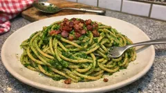 Vollkorn-Spaghetti mit zitroniger Spinatsauce und knusprigem Speck – in 20 Minuten