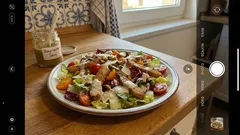 Caesar-Style-Salat mit Schweinefiletstreifen – Joghurt-Sardellen-Dressing & Pistazien