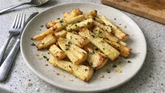 Ofen-Pastinaken mit Honig und Thymian – einfach, aromatisch und schön knusprig