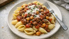 Pasta mit Kichererbsen und Hack-Tomatensauce – sättigend und einfach gemacht