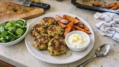 Hähnchen-Zucchini-Patties mit Süßkartoffelspalten und Zitronen-Joghurt-Dip