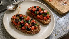Oliven-Bruschetta mit Tomaten: einfache Vorspeise für warme Abende
