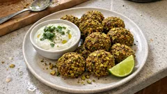 Ofen-Falafel mit Joghurt-Limetten-Dip – knusprig, würzig und ganz ohne Frittieren