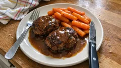 Frikadellen mit Sauce und Möhren: ein einfaches Familiengericht für jeden Tag